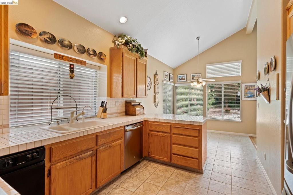 Image 28 of property listing at 2433 Mimosa Way, Antioch, CA 94509