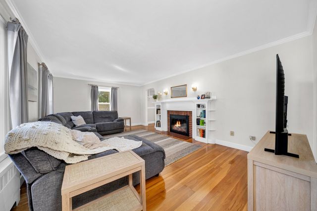 9 Priscilla Ln, Winchester, MA 01890