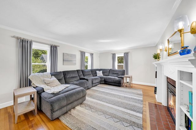 9 Priscilla Ln, Winchester, MA 01890