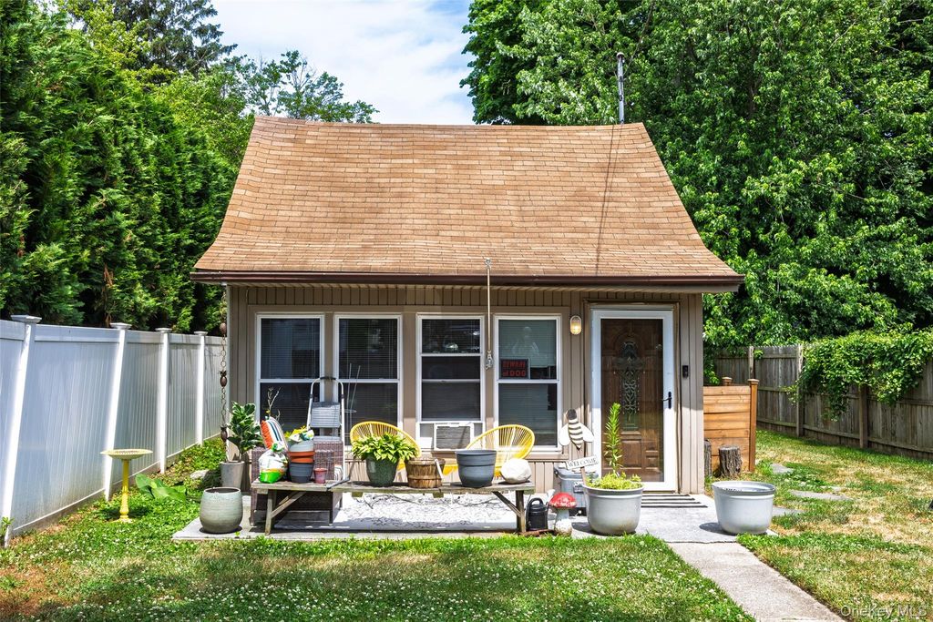 23 Edgewood Avenue, Port Jefferson Station, NY 11776