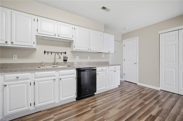 103 Heather Way Apt A, Yorktown, VA 23693