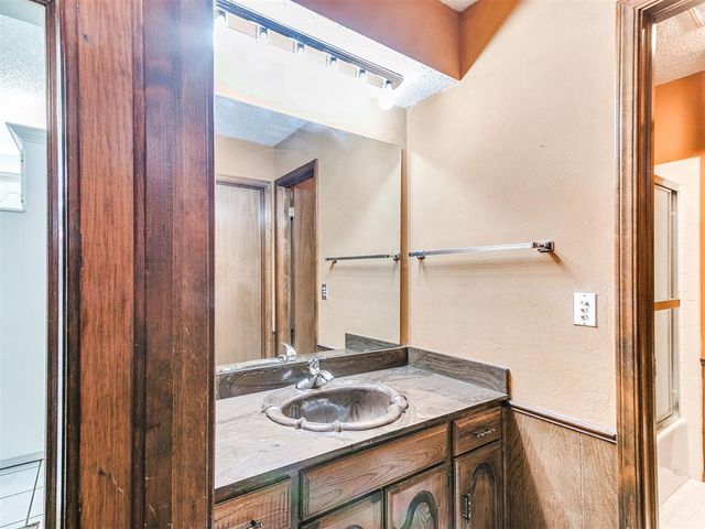 8209 N Bridgeport Lane, Bethany, OK 73008