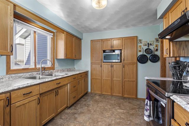 3033 W HIAWATHA DRIVE, Appleton, WI 54914