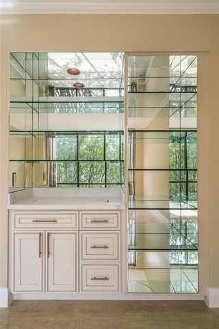1111 Bering Drive 206, Houston, TX 77057