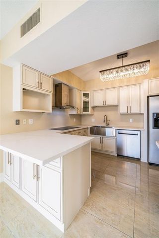 1111 Bering Drive 206, Houston, TX 77057