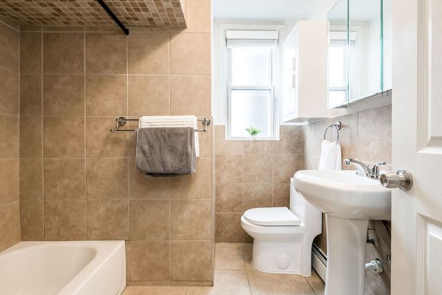 2122 N Stave Avenue, Chicago, IL 60647