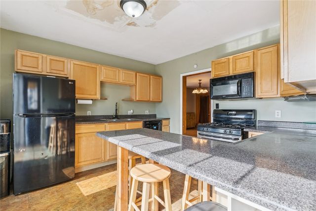 906 E 5th Street, Vinton, IA 52349