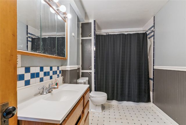 906 E 5th Street, Vinton, IA 52349