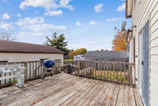 906 E 5th Street, Vinton, IA 52349