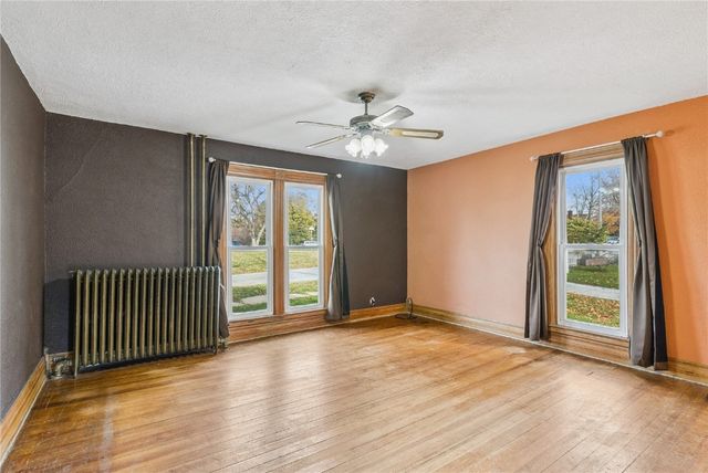 906 E 5th Street, Vinton, IA 52349