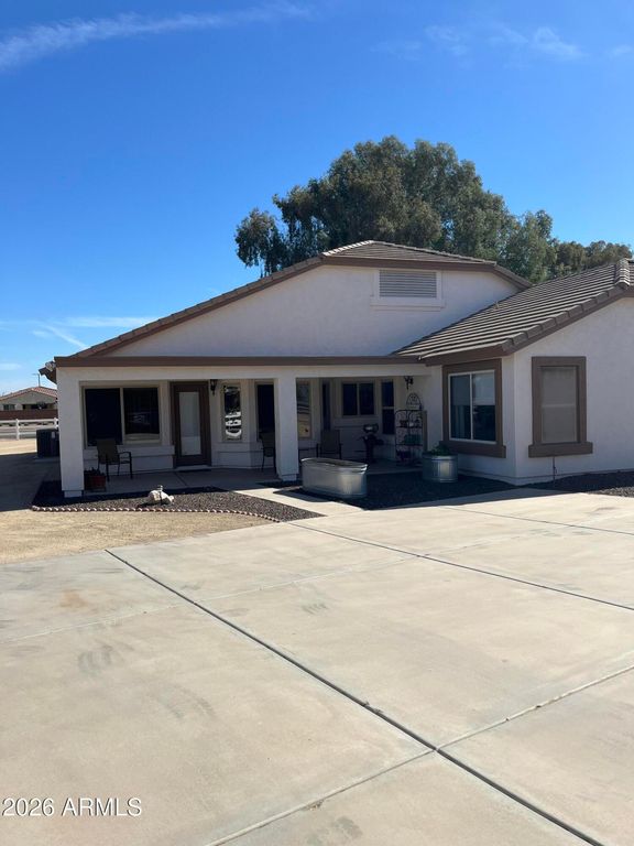 Image 4 of property listing at 4832 N PERRYVILLE Road, Litchfield Park, AZ 85340