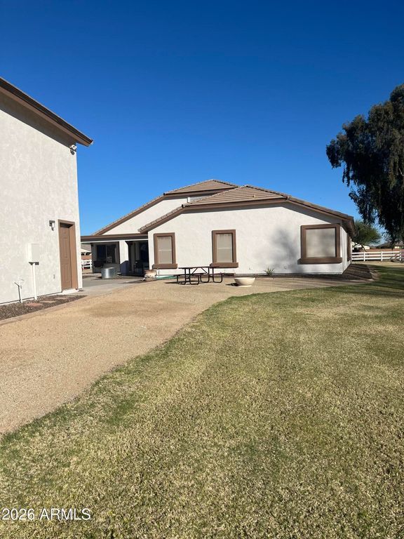 Image 6 of property listing at 4832 N PERRYVILLE Road, Litchfield Park, AZ 85340