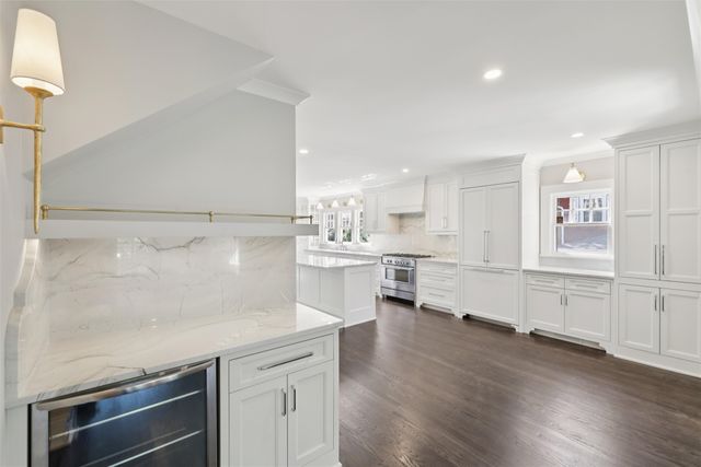 5723 Waterbury Circle, Des Moines, IA 50312