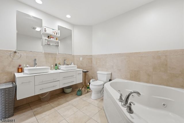 7 Harbor Front Ct, Elizabeth City, NJ 07206