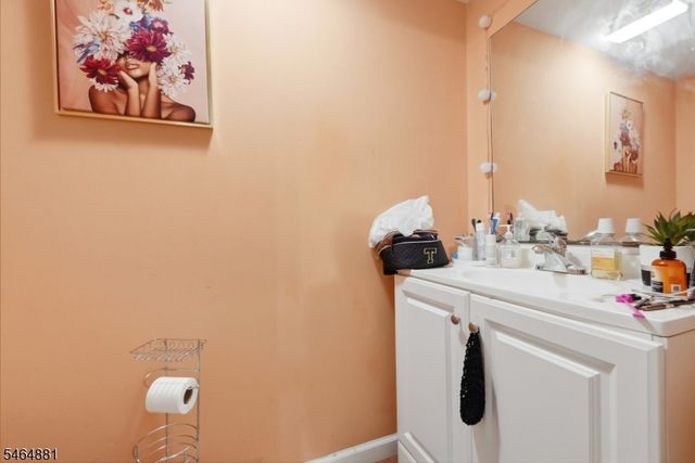 7 Harbor Front Ct, Elizabeth City, NJ 07206