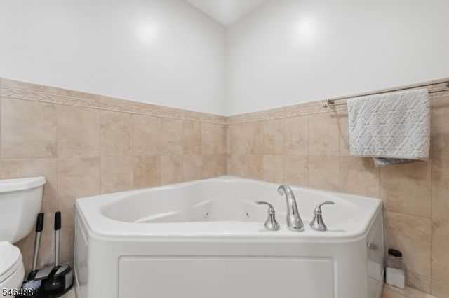 7 Harbor Front Ct, Elizabeth City, NJ 07206