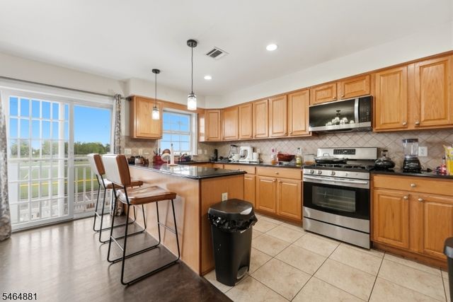 7 Harbor Front Ct, Elizabeth City, NJ 07206