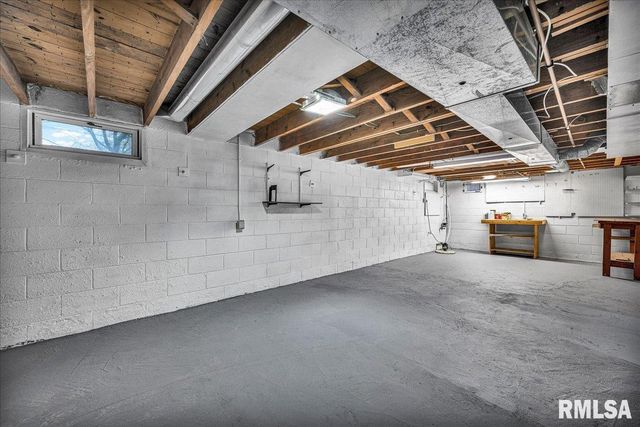 6213 N Saint Marys Road, Peoria, IL 61614