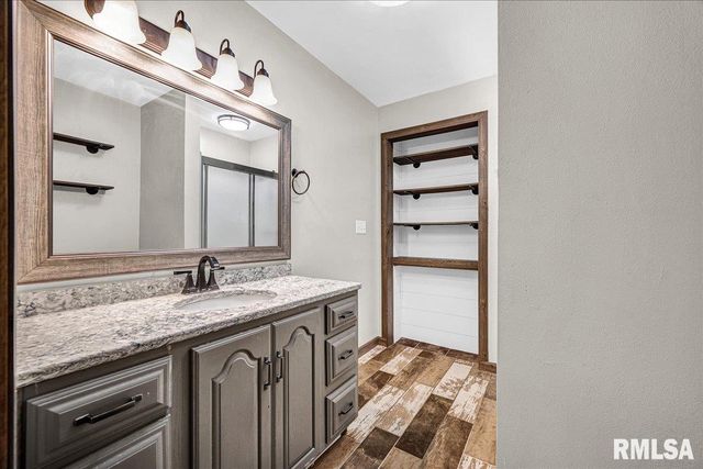 6213 N Saint Marys Road, Peoria, IL 61614