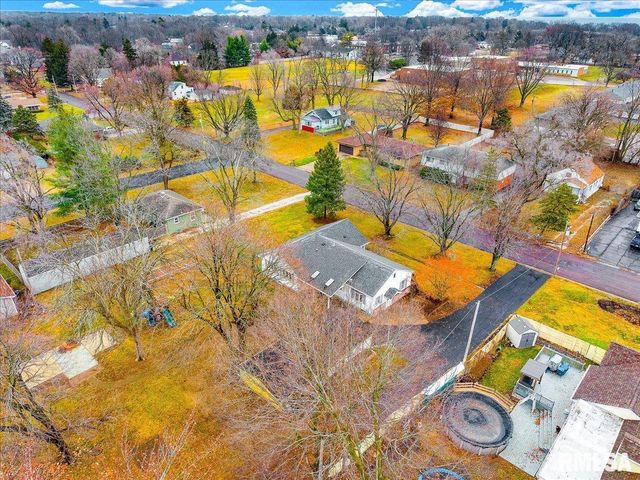 6213 N Saint Marys Road, Peoria, IL 61614