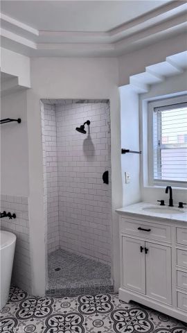 1260 W 81st, Los Angeles, CA 90044