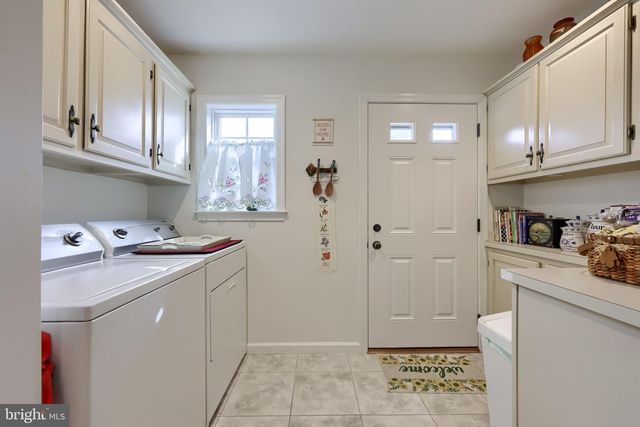 330 VALLEYBROOK DR, Lancaster, PA 17601