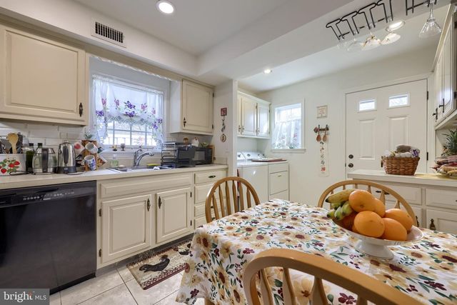 330 VALLEYBROOK DR, Lancaster, PA 17601