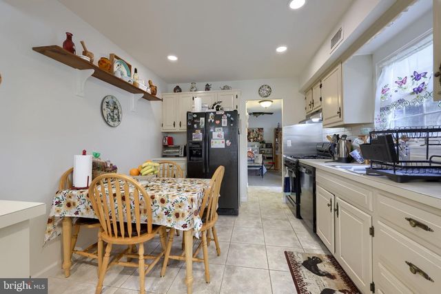 330 VALLEYBROOK DR, Lancaster, PA 17601