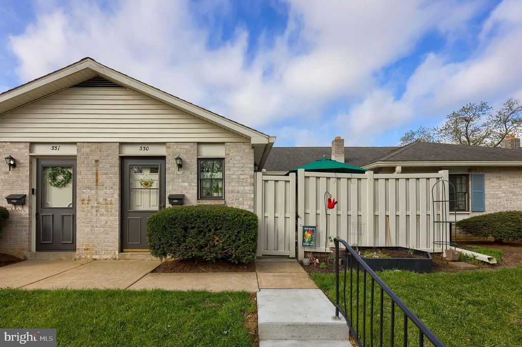 330 VALLEYBROOK DR, Lancaster, PA 17601