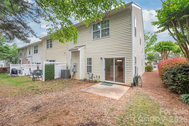 15583 Stronvar House Lane, Charlotte, NC 28277