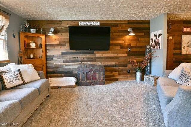 1317 Cedarwood Drive, Mineral Ridge, OH 44440