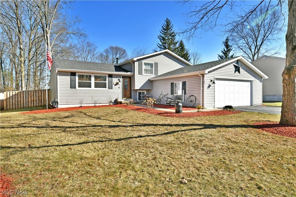 1317 Cedarwood Drive, Mineral Ridge, OH 44440