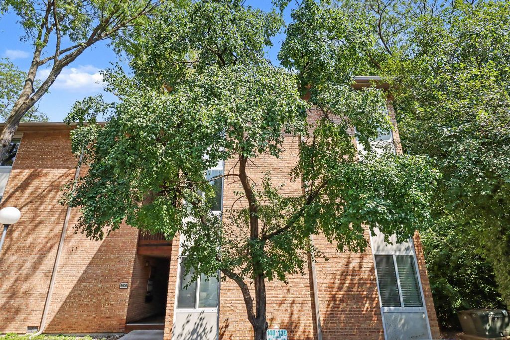 5809 Oakwood Drive D, Lisle, IL 60532