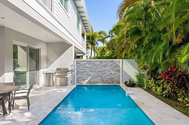 444 NE Wavecrest Way, Boca Raton, FL 33432