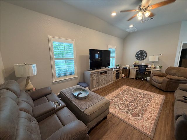 102 N McKown Avenue N, Sherman, TX 75092