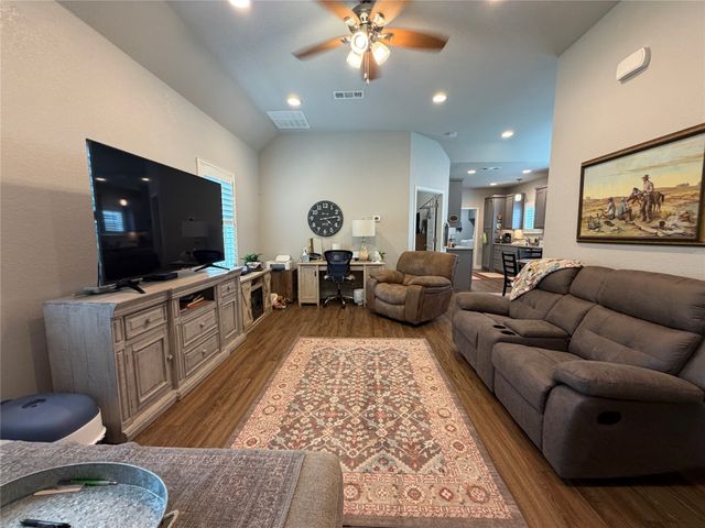 102 N McKown Avenue N, Sherman, TX 75092
