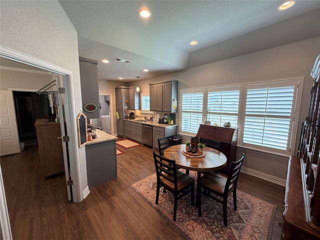 102 N McKown Avenue N, Sherman, TX 75092