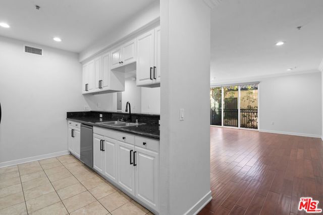 1401 S St Andrews Place 201, Los Angeles, CA 90019