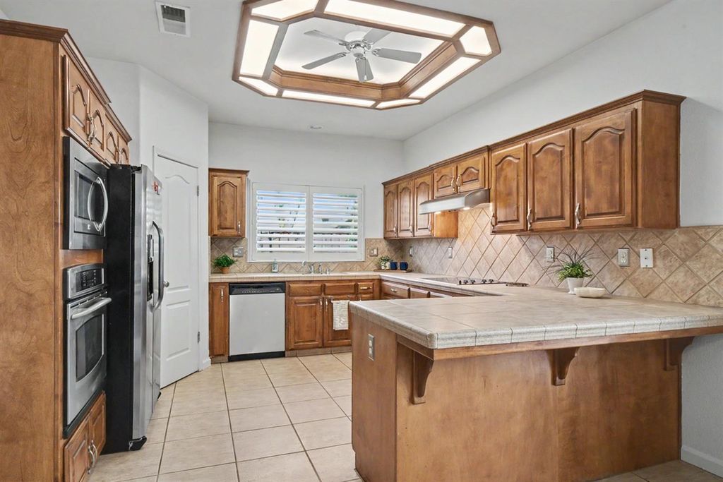 Image 10 of property listing at 2890 E Jon Drive, Fresno, CA 93720
