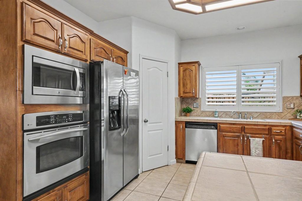 Image 11 of property listing at 2890 E Jon Drive, Fresno, CA 93720