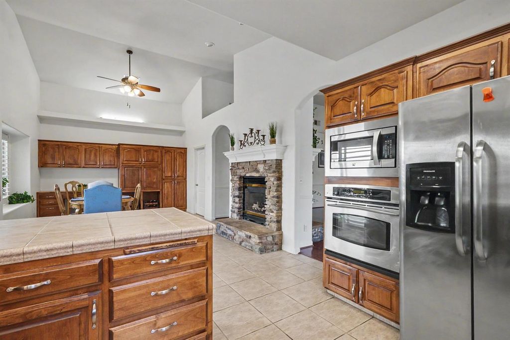 Image 13 of property listing at 2890 E Jon Drive, Fresno, CA 93720