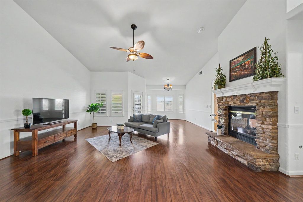 Image 3 of property listing at 2890 E Jon Drive, Fresno, CA 93720
