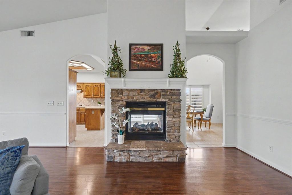 Image 5 of property listing at 2890 E Jon Drive, Fresno, CA 93720