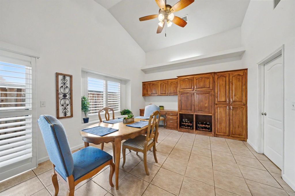 Image 8 of property listing at 2890 E Jon Drive, Fresno, CA 93720