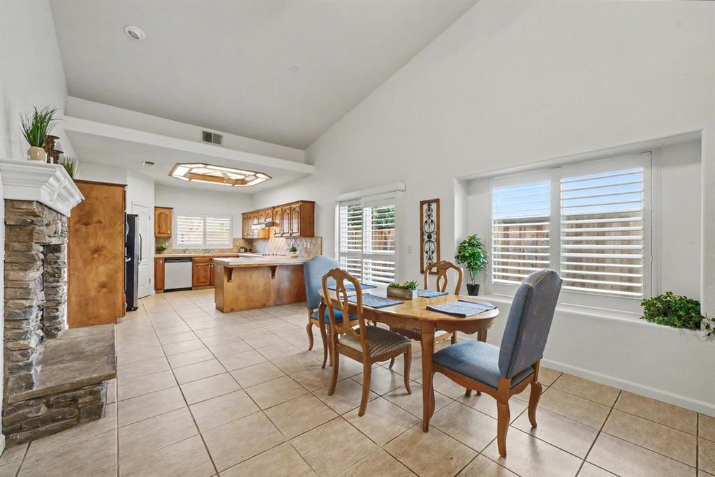 Image 9 of property listing at 2890 E Jon Drive, Fresno, CA 93720