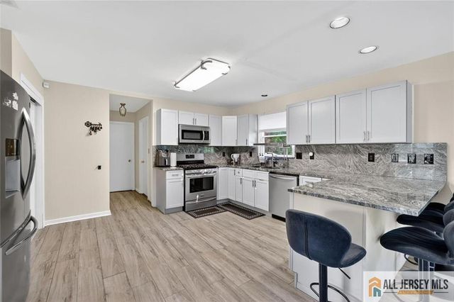 6 Elliot Drive, Monroe, NJ 08831