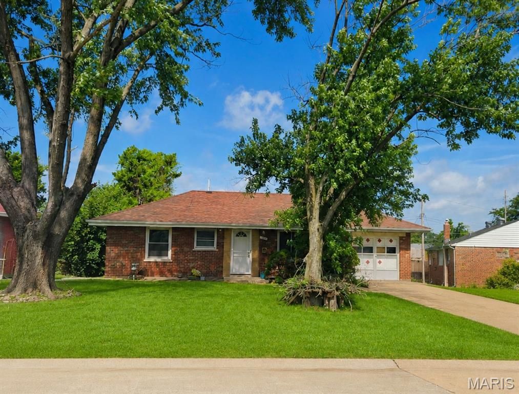9945 Live Oak Court, Affton, MO 63123