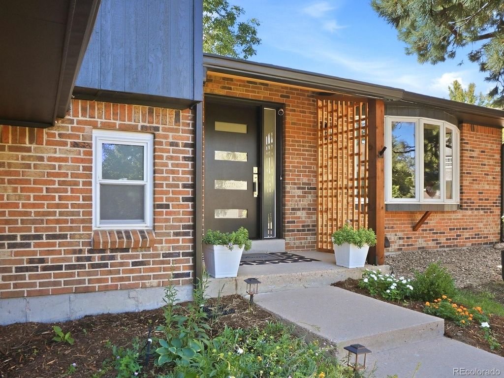 Image 4 of property listing at 7551 S Madison Circle, Centennial, CO 80122