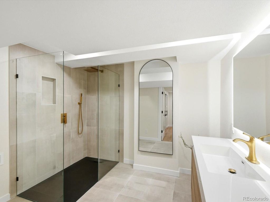 Image 36 of property listing at 7551 S Madison Circle, Centennial, CO 80122
