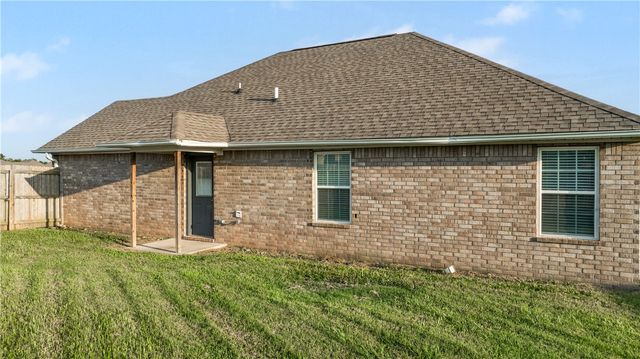 2000 Greenwood Court, Gentry, AR 72734